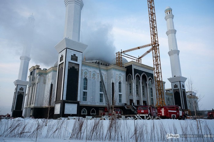 Hỏa hoạn ở nhà thờ Khazret Sultan ở Kazakhstan.